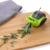 Kräuterroller mit Abstreifer